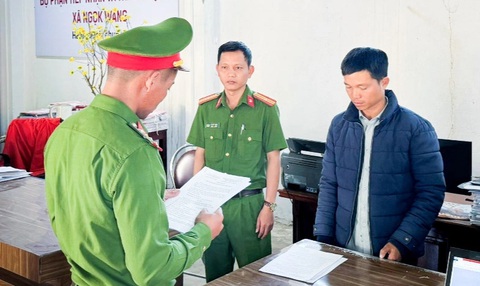 Cán bộ địa chính tiếp tay cấp sổ đỏ trên đất đã có chủ- Ảnh 1. Công an tỉnh Kon Tum khám xét khẩn cấp nơi làm việc của cán bộ địa chính Bùi Thu Ba, người đã tiếp tay cấp sổ đỏ trái quy định pháp luật - Ảnh: N.N