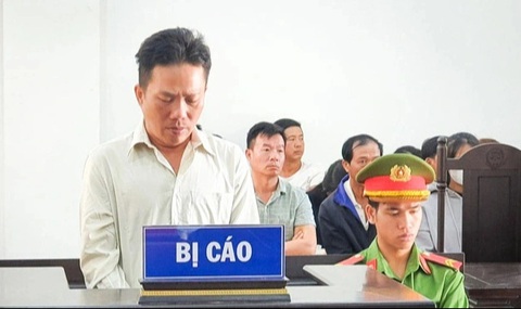 Chặn đường cưỡng đoạt tiền thương lái vì sầu riêng được giá- Ảnh 1. Bị cáo Võ Minh Duy, người tổ chức chặn xe thương lái sầu riêng ép chi hoa hồng - Ảnh: V.H.