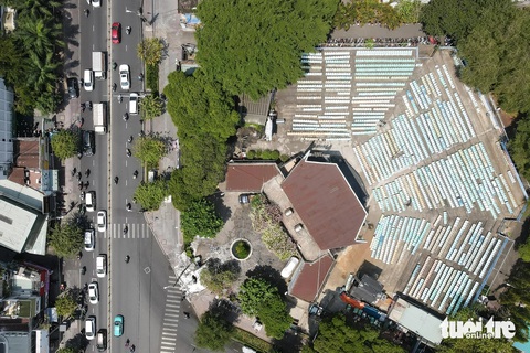 4 dự án bãi đậu xe ngầm ở TP.HCM 'đứng hình' cả chục năm giờ ra sao?- Ảnh 4. Trong quá trình thực hiện thủ tục cấp phép xây dựng cho chủ đầu tư, Sở Xây dựng TP đã trả hồ sơ, đề nghị chủ đầu tư liên hệ Sở Quy hoạch Kiến trúc TP và Ban Quản lý đường sắt đô thị TP để hoàn chỉnh hồ sơ do liên quan phạm vi bảo vệ công trình hành lang an toàn tuyến metro số 2. Đến nay, dự án vẫn vướng mắc phương án quy hoạch kiến trúc, chỉ tiêu quy hoạch, song cũng là dự án bãi đậu xe ngầm duy nhất còn hy vọng có thể khởi công trong thời gian tới - Ảnh: PHƯƠNG NHI