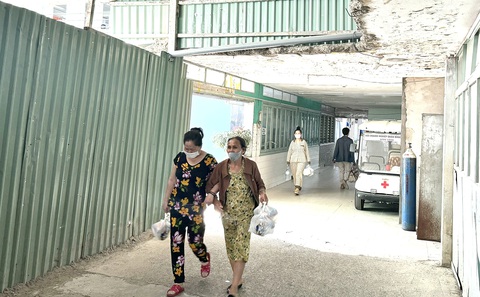 Để tiện cho người bệnh và nhân viên y tế di chuyển qua Bệnh viện Ung bướu cũ thăm khám, Bệnh viện Nhân dân Gia Định đã đục tường tạo hành lang tạm bợ - Ảnh: THU HIẾN Để tiện cho người bệnh và nhân viên y tế di chuyển qua Bệnh viện Ung bướu cũ thăm khám, Bệnh viện Nhân dân Gia Định đã đục tường tạo hành lang tạm bợ - Ảnh: THU HIẾN