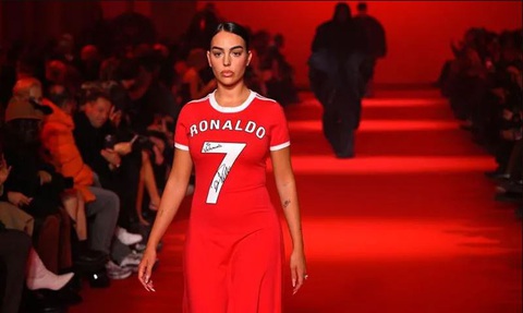 Bạn gái Cristiano Ronaldo gây choáng tại Tuần lễ thời trang Paris- Ảnh 1. Georgina Rodriguez mặc chiếc váy đặc biệt mang áo số 7 của Ronaldo - Ảnh: Getty Images