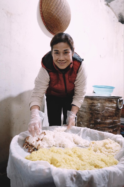 Bà Mai Thị Thanh kể ở Phú Thượng, xôi được thổi một hai lửa tùy từng gia đình - Ảnh: ĐẬU DUNG Bà Mai Thị Thanh kể ở Phú Thượng, xôi được thổi một hai lửa tùy từng gia đình - Ảnh: ĐẬU DUNG