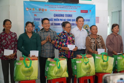Xã đảo Thạnh An rộn ràng đón bác sĩ khám bệnh miễn phí cho bà con- Ảnh 4. Các đại biểu tặng quà cho bà con xã đảo - Ảnh: M.P.