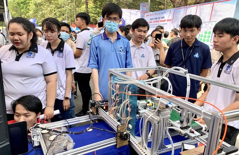 Học sinh hào hứng với các hoạt động trải nghiệm tại các gian tư vấn của Trường ĐH Bách khoa (ĐH Quốc gia TP.HCM) - Ảnh: TRẦN HUỲNH Học sinh hào hứng với các hoạt động trải nghiệm tại các gian tư vấn của Trường ĐH Bách khoa (ĐH Quốc gia TP.HCM) - Ảnh: TRẦN HUỲNH