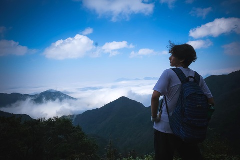 Du khách tha hồ chiêm ngưỡng biển mây bồng bềnh từ trên đỉnh núi Du khách tha hồ chiêm ngưỡng biển mây bồng bềnh từ trên đỉnh núi