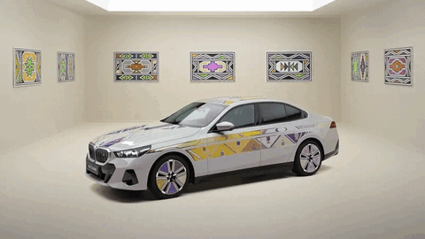 BMW nâng tầm xe sang với sơn đổi màu- Ảnh 1. Xe BMW nghệ thuật với lớp sơn đổi màu độc nhất vô nhị - Ảnh cắt từ video, nguồn: BMW