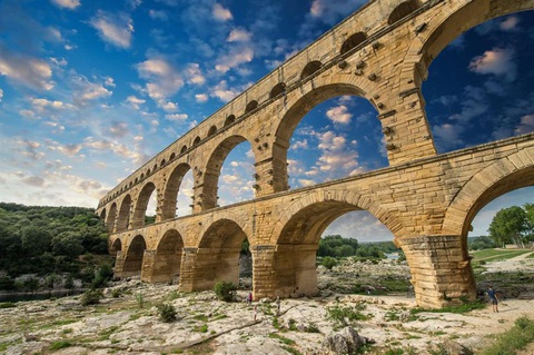 Những cây cầu cổ hàng ngàn năm tuổi vẫn trơ gan cùng tuế nguyệt- Ảnh 3. Cầu Pont du Gard - Ảnh: SHUTTERSTOCK