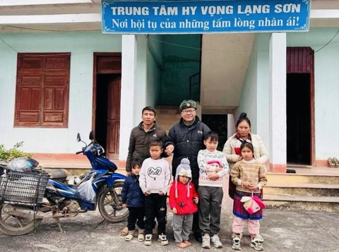 Trung tâm Hy vọng tại tỉnh Lạng Sơn hỗ trợ khẩn cấp gia đình 7 người rong ruổi trên đường để tìm việc xôn xao mạng xã hội những ngày qua - Ảnh: NVCC Trung tâm Hy vọng tại tỉnh Lạng Sơn hỗ trợ khẩn cấp gia đình 7 người - Ảnh: NVCC