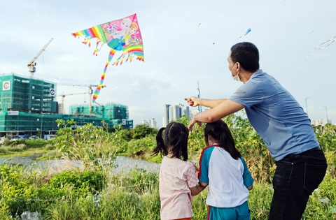 Có con sẽ vui đó nhưng cuộc sống thành thị đắt đỏ, nhiều chi phí khiến không ít bạn trẻ dù đã kết hôn nhưng chưa dám có con - Ảnh: C.TRIỆU Có con sẽ vui đó nhưng cuộc sống thành thị đắt đỏ, nhiều chi phí khiến không ít bạn trẻ dù đã kết hôn nhưng chưa dám có con - Ảnh: C.TRIỆU