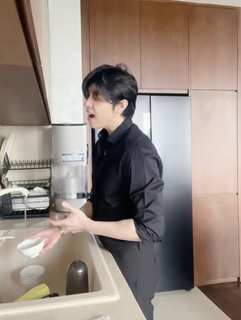 Cười xỉu với Noo Phước Thịnh tự quay MV hit của Anh Tú trong nhà bếp- Ảnh 1. Noo Phước Thịnh quay MV cover hit Anh Tú ngay trong gian bếp gây sốt