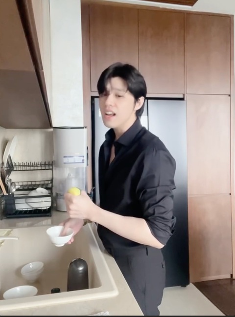 Cười xỉu với Noo Phước Thịnh tự quay MV hit của Anh Tú trong nhà bếp- Ảnh 2. Nam ca sĩ nhập tâm cảm xúc bài hát