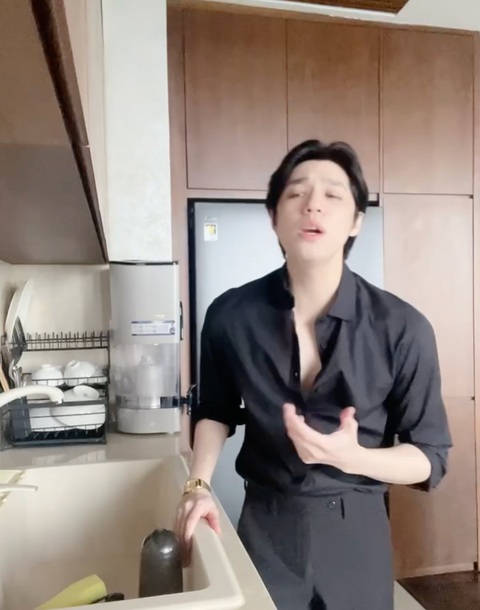 Cười xỉu với Noo Phước Thịnh tự quay MV hit của Anh Tú trong nhà bếp- Ảnh 3. Netizen phấn khích trước sự