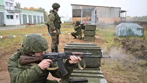 Tổng thống Putin ký sắc lệnh huy động quân dự bị đi huấn luyện- Ảnh 1. Quân nhân trong khóa huấn luyện tại các trại huấn luyện quân sự ở khu vực Matxcơva - Ảnh: RIA NOVOSTI