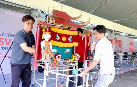 ĐH Kinh tế TP.HCM mang robot múa rối tới Ngày hội tư vấn tuyển sinh - hướng nghiệp 2024 - Ảnh: NGỌC PHƯỢNG ĐH Kinh tế TP.HCM mang robot múa rối tới Ngày hội tư vấn tuyển sinh - hướng nghiệp 2024 - Ảnh: NGỌC PHƯỢNG