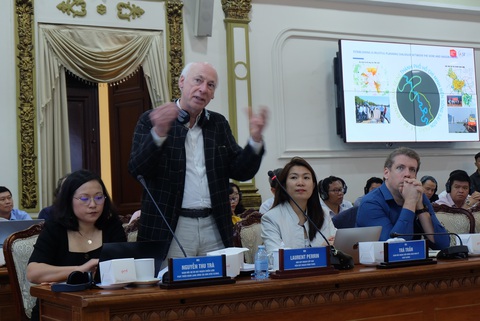 Chuyên gia Pháp: Biến bán đảo Thanh Đa thành công viên sinh thái dọc sông Sài Gòn- Ảnh 1. Ông Laurent Perrin, nhà quy hoạch cấp cao của Viện Quy hoạch vùng Paris, Pháp, trình bày phần nghiên cứu về sông Sài Gòn - Ảnh: TIẾN LONG
