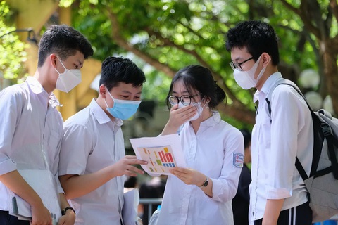 Tuyển sinh lớp 10 ở Hà Nội: Hồi hộp chờ công bố môn thi- Ảnh 2. Thí sinh trong một kỳ thi lớp 10 tại Hà Nội - Ảnh: NAM TRẦN