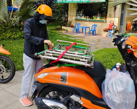 Một cô gái trên nhóm Freecycle Saigon chở chiếc ghế dựa đến tặng bà Cẩm Hồng - Ảnh: Y. TRINH Một cô gái trên nhóm Freecycle Saigon chở chiếc ghế dựa đến tặng bà Cẩm Hồng - Ảnh: Y. TRINH