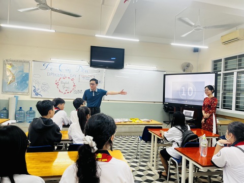 Hiệu trưởng chia sẻ 5 lưu ý khi thi vào lớp 10- Ảnh 1. Học sinh lớp 9 trải nghiệm học môn tiếng Anh tại Trường THPT Lê Quý Đôn, TP.HCM sáng 2-3 - Ảnh: MỸ DUNG