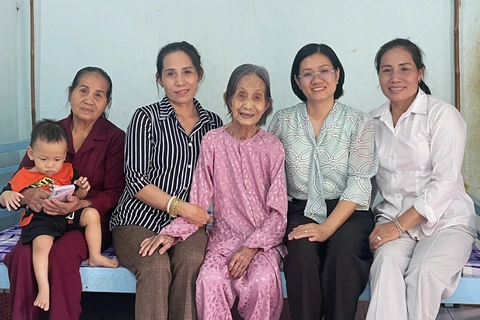 Người cao tuổi nhất thế giới đang ở Việt Nam, sống tại Đồng Nai?- Ảnh 1. Cụ Trịnh Thị Khơng rất vui khi con cháu tề tựu - Ảnh: BÌNH AN
