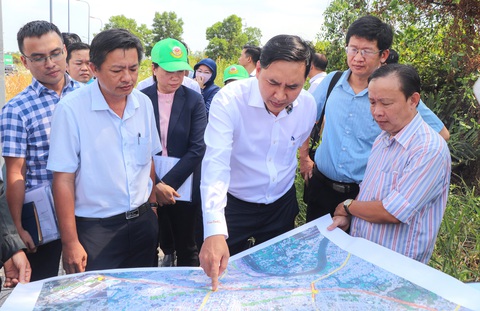 Phó chủ tịch UBND TP Thủ Đức Mai Hữu Quyết (người chỉ tay) khảo sát thực tế và kiểm tra tiến độ giải phóng mặt bằng dự án đường vành đai 2 vào chiều 29-2 - Ảnh: CHÂU TUẤN Phó chủ tịch UBND TP Thủ Đức Mai Hữu Quyết (người chỉ tay) khảo sát thực tế và kiểm tra tiến độ giải phóng mặt bằng dự án đường vành đai 2 vào chiều 29-2 - Ảnh: CHÂU TUẤN
