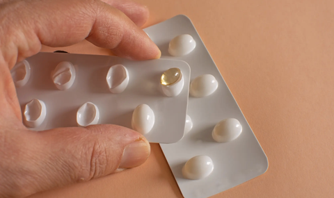 Người đàn ông chết vì uống vitamin D quá liều- Ảnh 1. Các chuyên gia y tế khuyến cáo những rủi ro ngoài ý muốn thường không được thông tin rõ ràng trong các quảng cáo - Ảnh minh họa: nypost