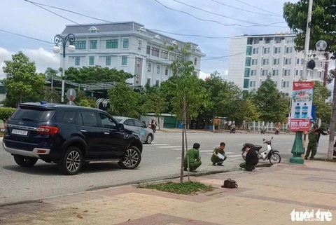 Sắp xét xử phúc thẩm cựu thiếu tá tông nữ sinh lớp 12 ở Ninh Thuận tử vong- Ảnh 1. Cơ quan chức năng Ninh Thuận dựng lại hiện trường vụ tai nạn khiến nữ sinh lớp 12 Hồ Hoàng Anh tử vong - Ảnh: DUY NGỌC