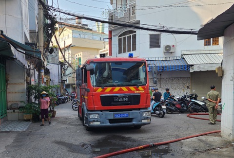 Nhà trong hẻm ở quận 6 cháy lúc sáng sớm, người dân liền bấm chuông báo động- Ảnh 2. Xe cứu hỏa triển khai công tác chữa cháy - Ảnh: B.H.