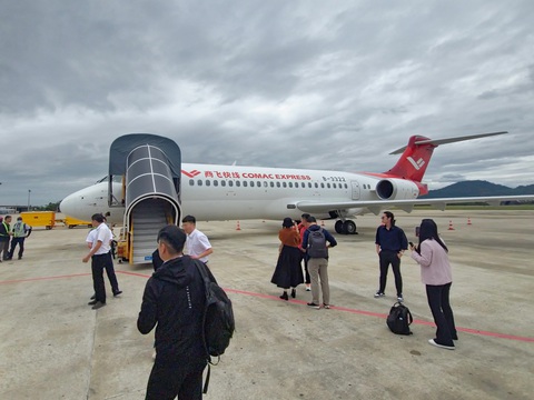 Hành khách Việt trải nghiệm máy bay 'made in China' tuyến TP.HCM - Đà Nẵng- Ảnh 2. Hành khách di chuyển ra máy bay ARJ21 - Ảnh: NGỌC ĐỨC