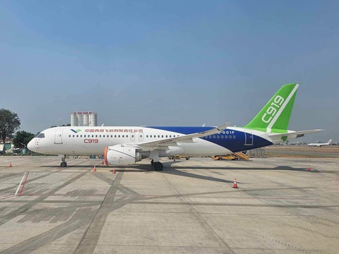 Hành khách Việt trải nghiệm máy bay 'made in China' tuyến TP.HCM - Đà Nẵng- Ảnh 6. Bên cạnh ARJ21, một máy bay thân hẹp C919 cũng đang có mặt tại sân bay Tân Sơn Nhất - Ảnh: NGỌC ĐỨC