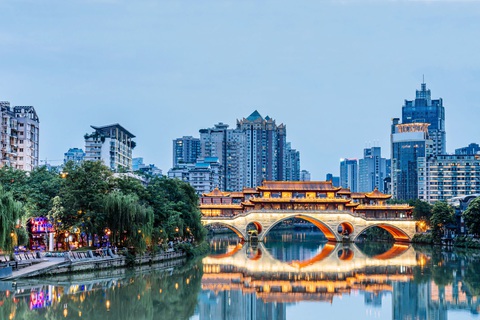 Ghé Thành Đô ngắm gấu trúc, thưởng cảnh 'thiên đường hạ giới' Cửu Trại Câu- Ảnh 1. Thành Đô hội tụ nhiều danh lam thắng cảnh, là địa điểm vui chơi sầm uất bậc nhất Trung Quốc - Ảnh: Govan