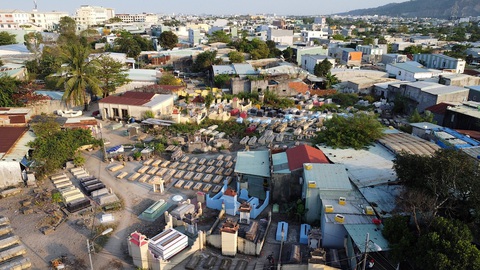 Đà Nẵng vẫn còn nhiều nhà mở cửa là thấy mồ mả- Ảnh 1. Mộ xen kẽ trong khu dân cư ở phường Hòa Khánh Nam, quận Liên Chiểu, TP Đà Nẵng - Ảnh: HÒA THỌ