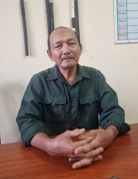 Anh em ruột cầm lựu đạn đi cướp, trốn truy nã 42 năm vừa bị bắt- Ảnh 1. Nguyễn Hữu Xuân tại cơ quan điều tra sau 42 năm thay tên đổi họ trốn tránh vụ án năm xưa - Ảnh: T.B.