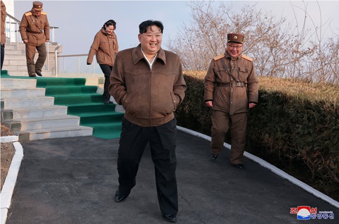 Nhà lãnh đạo Triều Tiên Kim Jong Un chỉ đạo cuộc thử động cơ tên lửa ngày 19-3 - Ảnh: REUTERS Nhà lãnh đạo Triều Tiên Kim Jong Un chỉ đạo cuộc thử động cơ tên lửa ngày 19-3 - Ảnh: REUTERS
