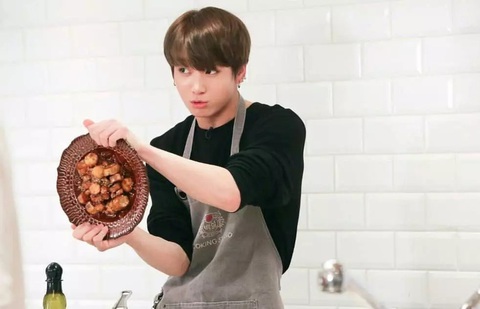 Tin tức giải trí 20-3: Jungkook BTS làm đầu bếp khi đi nghĩa vụ quân sự vì nấu ăn ngon- Ảnh 1. Jungkook luôn thích chia sẻ những công thức nấu ăn của mình với người hâm mộ