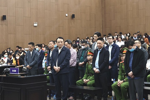 Tạm dừng phiên tòa vụ Tân Hoàng Minh để bị hại rà soát số tiền bị chiếm đoạt- Ảnh 1. Các bị cáo tại tòa - Ảnh: HỒNG ÂN