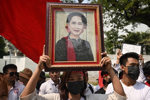 Người dân biểu tình đòi chính quyền quân sự Myanmar trả tự do cho bà Aung San Suu Kyi trước cửa văn phòng Liên Hiệp Quốc tại Bangkok (Thái Lan) hôm 1-2, nhân kỷ niệm 3 năm ngày đảo chính - Ảnh: AFP Người dân biểu tình đòi chính quyền quân sự Myanmar trả tự do cho bà Aung San Suu Kyi trước cửa văn phòng Liên Hiệp Quốc tại Bangkok (Thái Lan) hôm 1-2, nhân kỷ niệm 3 năm ngày đảo chính - Ảnh: AFP