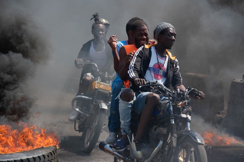 Cướp bóc và bạo lực đang bao trùm thủ đô Port-au-Prince của Haiti - Ảnh: AFP Cướp bóc và bạo lực đang bao trùm thủ đô Port-au-Prince của Haiti - Ảnh: AFP