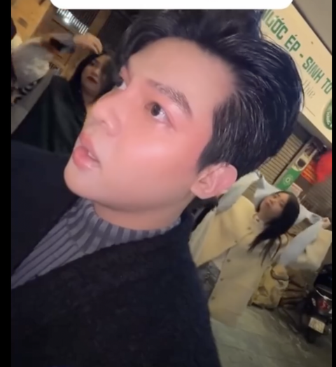 Quận Hoàn Kiếm xác minh clip tố người bán hàng rong đòi tiền khách chưa mua hàng- Ảnh 1. Nam thanh niên tố người bán hàng rong ở phố cổ Hà Nội ăn vạ, đòi trả tiền dù chưa mua hàng - Ảnh chụp màn hình