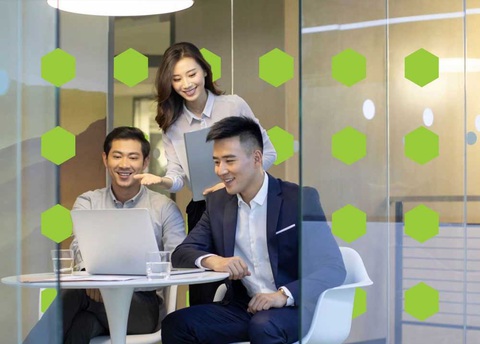 Hơn 5 triệu người Việt Nam tham gia mạng tuyển dụng LinkedIn- Ảnh 1. Ngày càng nhiều người đi làm chọn các kênh tuyển dụng online như LinkedIn, Facebook để tiếp cận cơ hội nghề nghiệp, tìm kiếm việc làm - Ảnh: Anphabe