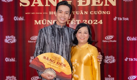 Nhà sản xuất phim 'Sáng đèn' thừa nhận rút phim khỏi rạp để 'né' Trấn Thành- Ảnh 2. Nhà sản xuất phim Sáng đèn - bà Vũ Thị Bích Liên và diễn viên - ca sĩ Bạch Công Khanh