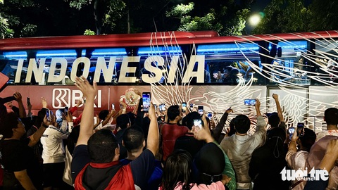 Tuyển Indonesia có bộ trưởng đến động viên tại sân tập- Ảnh 2. Đám đông CĐV Indonesia vây quanh xe chở đội nhà rời sân sau buổi tập - Ảnh: N.K
