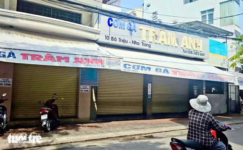 Quán cơm gà Trâm Anh bị đình chỉ hoạt động để điều tra nguyên nhân gây ngộ độc hàng loạt - Ảnh: MINH CHIẾN Quán cơm gà Trâm Anh bị đình chỉ hoạt động để điều tra nguyên nhân gây ngộ độc hàng loạt - Ảnh: MINH CHIẾN