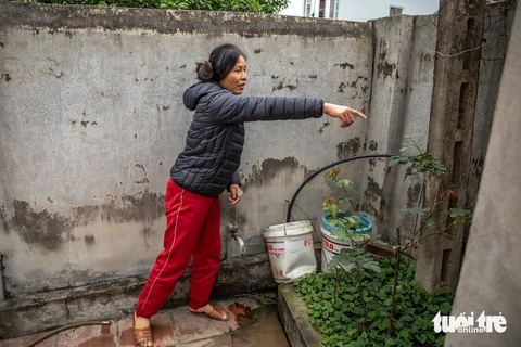 Không quyết liệt hành động thì vài năm nữa sông Cầu sẽ trở thành 'dòng sông chết'- Ảnh 2. Bà Doãn Thị Thu (58 tuổi, phường Ninh Sơn, thị xã Việt Yên, Bắc Giang) cho biết bà và nhiều hộ gia đình khác vẫn chưa tin tưởng dùng nguồn nước lấy từ sông Cầu - Ảnh: D.KHANG