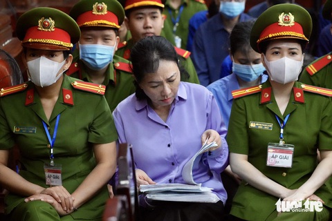 Vụ Vạn Thịnh Phát: Chứng thư thẩm định giá có thay thế được kết luận giám định?- Ảnh 1. Bà Trương Mỹ Lan nghiên cứu hồ sơ tại tòa - Ảnh: HỮU HẠNH