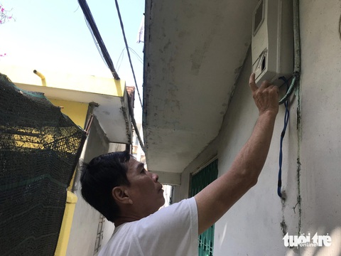 Hộ nghèo Đà Nẵng được tăng 3.000 đồng hỗ trợ tiền điện mỗi tháng- Ảnh 1. Người dân quận Hải Châu, Đà Nẵng kiểm tra số điện gia đình tiêu thụ trong tháng - Ảnh: HOÀI PHƯƠNG