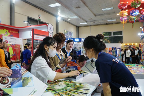 Du khách tham khảo thông tin du lịch tại Hội chợ du lịch quốc tế Việt Nam 2023 - Ảnh: NGUYỄN HIỀN Du khách tham khảo thông tin du lịch tại Hội chợ du lịch quốc tế Việt Nam 2023 - Ảnh: NGUYỄN HIỀN