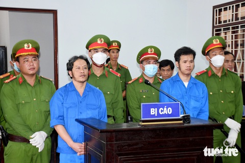 Hai bị cáo lợi dụng các quyền tự do dân chủ xâm phạm lợi ích của Nhà nước lãnh án- Ảnh 1. Bị cáo Tô Hoàng Chương và Thạch Cương tại phiên tòa xét xử sơ thẩm - Ảnh: HỒ GIANG