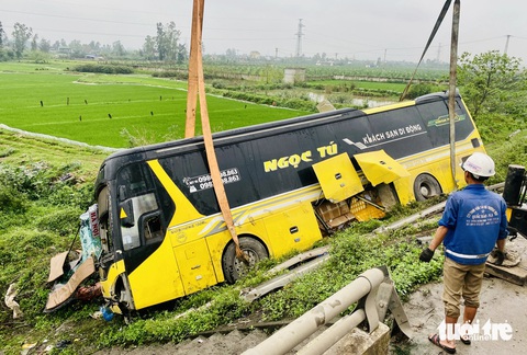 Lật xe giường nằm trưa 20-3, địa phương bác tin '13 người chết'- Ảnh 1. Chiếc xe giường nằm được cẩu lên khỏi hiện trường chiều 20-3 - Ảnh: DOÃN HÒA