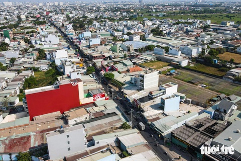 Hiện trạng đường Phan Văn Hớn, Nguyễn Văn Bứa ở Hóc Môn được đề xuất chi 6.000 tỉ mở rộng- Ảnh 4. Đường Phan Văn Hớn hiện hữu có điểm đầu giao với Trường Chinh (quận 12), điểm cuối tại Ngã Ba Giồng (huyện Hóc Môn) giao cắt với đường Nguyễn Văn Bứa. Đoạn từ quốc lộ 1 đến Ngã Ba Giồng bề rộng mặt đường nhỏ hẹp, chỉ vào khoảng 7-8m cho 2 chiều xe, trong khi có rất nhiều xe tải, xe container đi lại mỗi ngày - Ảnh: PHƯƠNG NHI