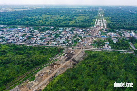 Hiện trạng đường Phan Văn Hớn, Nguyễn Văn Bứa ở Hóc Môn được đề xuất chi 6.000 tỉ mở rộng- Ảnh 3. Trên đường Nguyễn Văn Bứa có gói thầu XL8 của dự án đường vành đai 3 TP.HCM triển khai thi công, đang dần thành hình - Ảnh: PHƯƠNG NHI